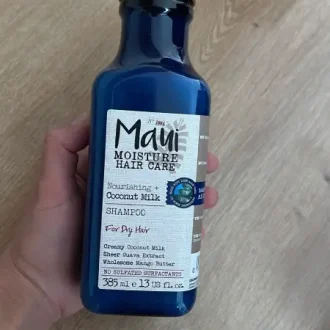 شامپو مائویی Maui همراه با مواد طبیعی مانند آب نارگیل و کره شی، مناسب برای موهای خشک و آسیب‌دیده