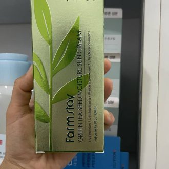 بافت سبک و آبرسان ضدآفتاب چای سبز فارم استی روی پوست