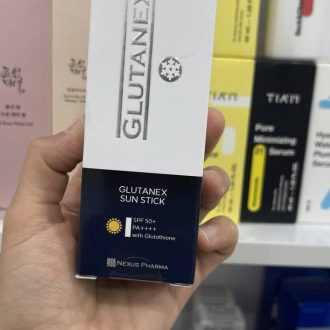 ضدآفتاب استیکی گلوتانکس در حال استفاده روی پوست صورت در فضای باز