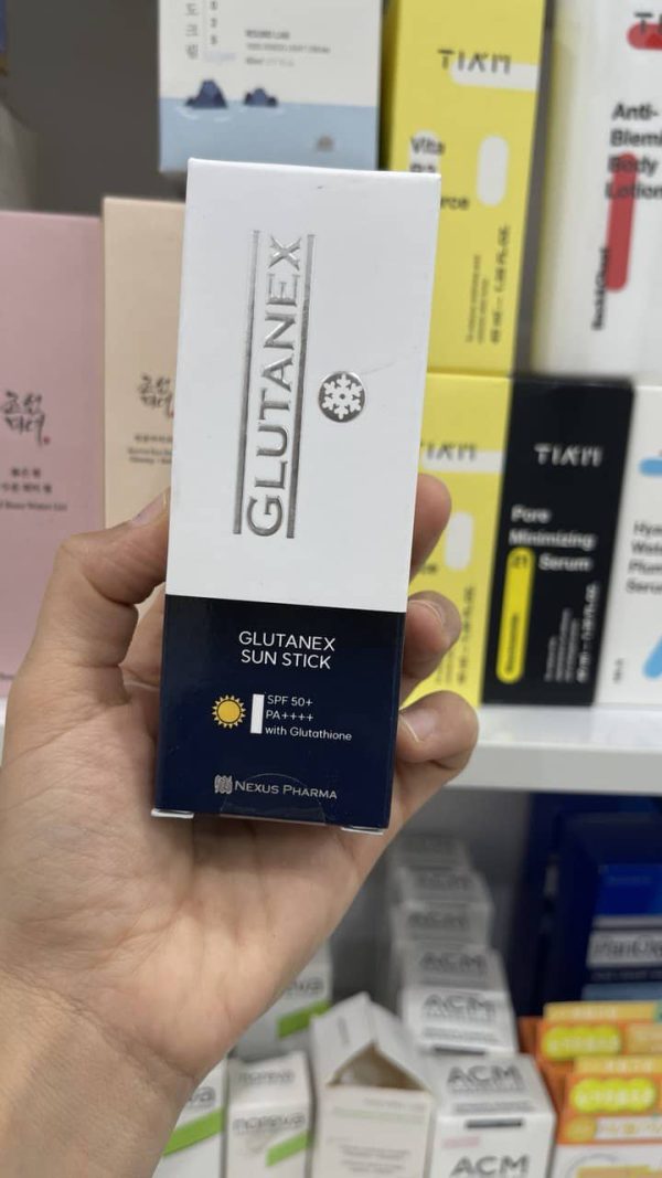 ضدآفتاب استیکی گلوتانکس در حال استفاده روی پوست صورت در فضای باز