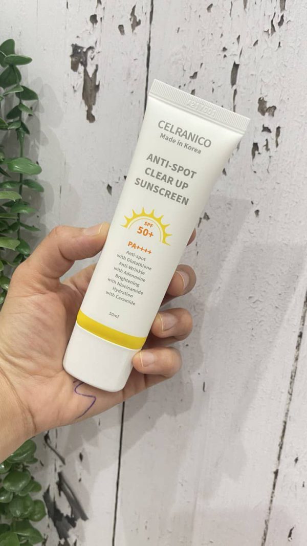 نمای محصول ضد آفتاب CELRANICO در حال استفاده روی پوست صورت